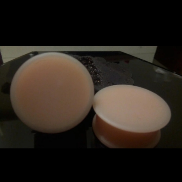 Fair Skin Tone Silicone Plugs 25mm - Picture 1 of 2